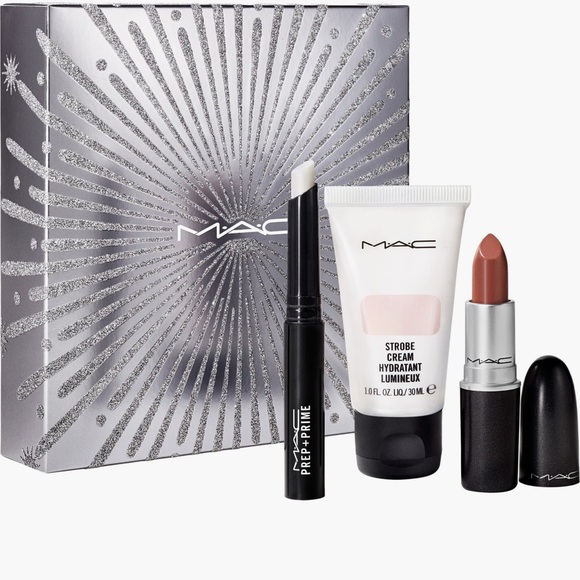 MAC Cosmetics Other - MAC Cosmetics
MAC Run the Show Kit